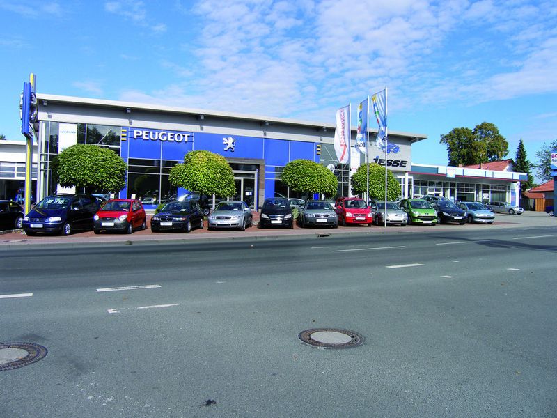 Das Mehrmarkenautohaus ist noch deutlich als Peugeot-Betrieb zu erkennen. (Archiv: Vogel Business Media)