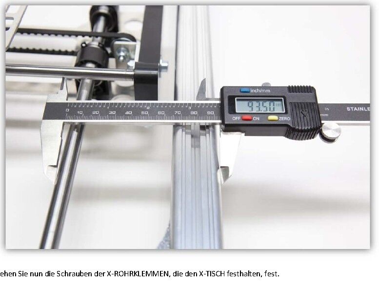 Der 3D-Drucker Velleman K8200 im Aufbau: X-Tisch und Rahmen werden montiert (Bild: Velleman nv)
