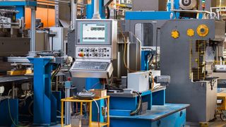 Je mehr Online-Sensorik in der Metallproduktion eingesetzt wird, desto reaktiver kann die Prozesskontrolle gestaltet werden. Ein digitaler Retrofit kann dabei helfen. (Bild: Adobe Stock)