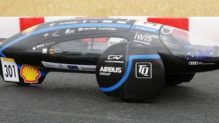 Der Wagen der Prototyp-Klasse der TU München. Bei der Prototyp-Klasse ist maximale Energieeffizienz das Ziel. Deswegen sind die Fahrzeuge dieser Kategorie extrem stromlinienförmig gebaut – aber für die Fahrer/innen nicht unbedingt komfortabel.  (Bild: Jeff Moore/Shell)
