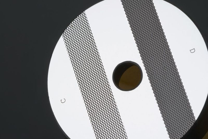 Die Funktionsstruktur für den gerichteten Flüssigkeitstransport wurde ebenfalls mit dem Laser gefertigt. (Fraunhofer-IPT)