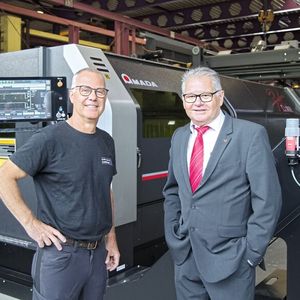 Daniel Zumbrunn (li., CEO und Inhaber, Fertigungs-Center Zumbrunn AG) und Hanspeter Müller (re., Geschäftsführer, Amada Swiss GmbH) sind mit der erfolgreichen Integration der beiden Amada-Ventis-Flachbettlasermaschinen in die bestehende Lagerlogistik hochzufrieden.(Bild:  Matthias Böhm)