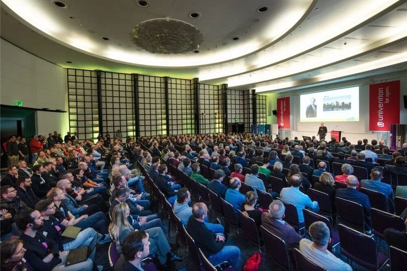 Der Vortragssaal – insgesamt gab es drei Bühnen mit einem entsprechenden Programmablauf. (©univention)