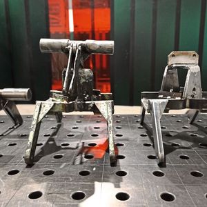 Vorher, nachher: In der Mitte das defekte Originalteil. Links und rechts davon die von BAM gefertigten Elemente für die Schweißbaugruppe. Für die Herstellung war präzise Schweißarbeit vonnöten. (Bild:  Corinna Dromann, BAM GmbH)