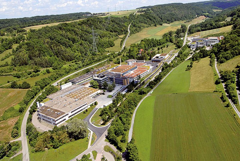 Bei EBM-Papst ist es nicht nur außen um den Betrieb grün, auch in den Gebäuden setzt man auf Greentech. (Bild: EBM-Papst)