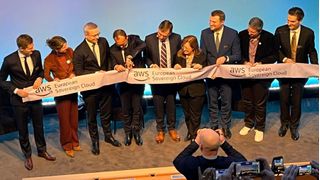 Ein symbolischer Akt zur offiziellen Inbetriebnahme der AWS European Sovereign Cloud: (v.l.) Hester Somson (Botschafterin der Niederlande in Deutschland), Dr. Karsten Wildberger (Bundesminister für Digitales und Staatsmodernisierung), Stéphane Israël (Managing Director AWS European Sovereign Cloud and Digital Sovereignty), Matt Garman (CEO AWS), Madalena Fischer (Botschafterin von Portugal in Deutschland), Daniel Keller (Minister für Wirtschaft, Arbeit, Energie und Klimaschutz von Brandenburg), Claudia Plattner (Präsidentin des BSI) und Stefan Höchbauer (Managing Director AWS Deutschland und Central Europe). (Bild: Vogel IT-Medien)