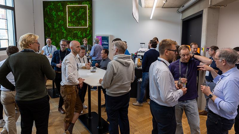 Von der Plattform bis zum Use Case: Im Mittelpunkt steht die Frage, welche technischen und organisatorischen Voraussetzungen Unternehmen für den Einsatz von KI im B2B-Handel schaffen müssen. (Bild: kernpunkt Digital GmbH)