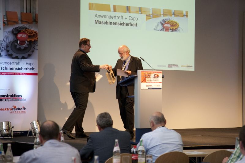 Ein kleines fränkisches Dankeschön durfte natürlich auch für diesen gelungenen Vortrag nicht fehlen. (D. Vogt, Vogel Business Media)