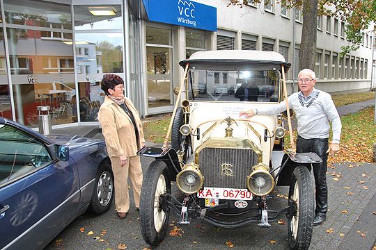 Allerdings hatte nicht nur Mercedes automobile Schätzchen dabei - Obermeister Armin Wittemann von der Innung Bruchsal war mit Gattin und Oldtimer zum Galaabend angereist. (Archiv: Vogel Business Media)