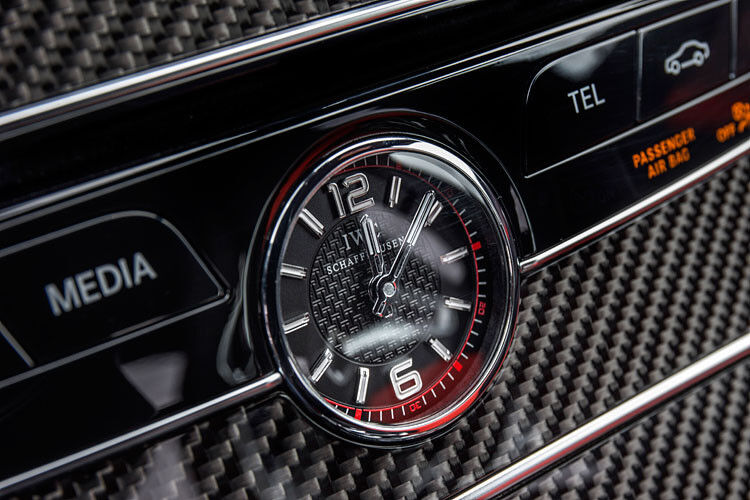 Schickes Detail: Eine anloge Uhr im sportlichen Design sitzt in der Mittelkonsole. (Foto: Daimler)