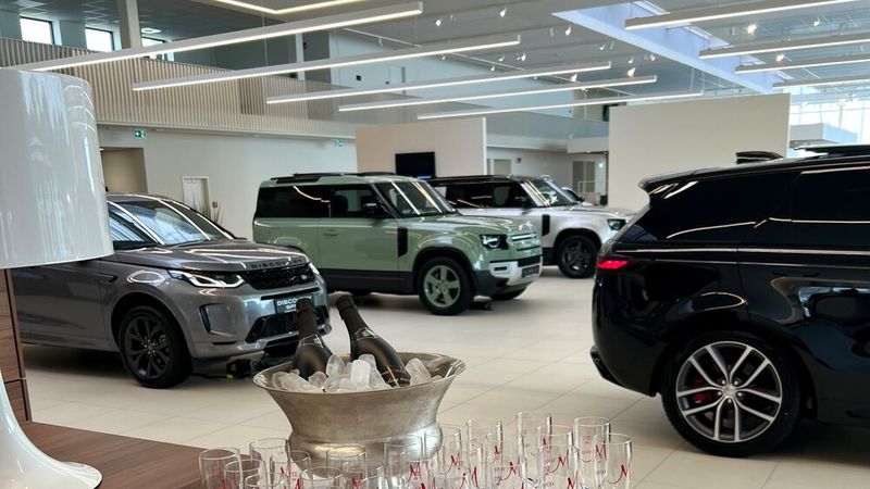 Beim Bau des Leimener Autohauses wurde viel Wert auf Nachhaltigkeit gelegt. (Bild: Autohaus Geisser)