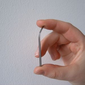 Extrem hart und dennoch flexibel: Es lässt sich gut erkennen, wie flexibel der Schneidstempel ist. Andererseits ist er hart genug um hohe Stückzahlen mit gleichbleibender Genauigkeit zu erzielen.