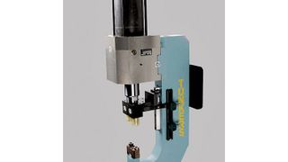 Doppellochzange, bei dem ein pneumatischen Zylinder für die Arbeitskraft sorgt. (Archiv: Vogel Business Media)