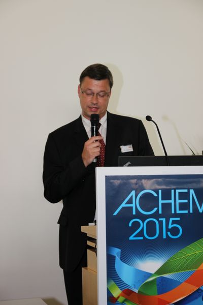 Unser Stellvertretende Chefredaktuer Dr. Jörg Kempf verlieh den ersten Award des Abends in der Kategorie „Pumpen/Kompressoren“. (Bild: Schäffner/PROCESS)