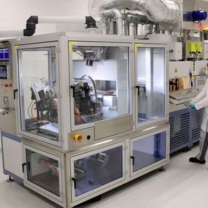 Eine Mitarbeiterin am Beschichter.(Bild: ampnet/Volkswagen AG)