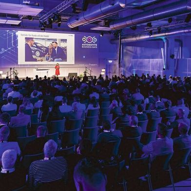 Der Treffpunkt für Experten aus Vertrieb und Aftersales 2026: der neue Automotive Business Day von »kfz-betrieb«. Der Kongress findet jetzt an einem Tag statt (bisher zwei). Dafür laufen am Nachmittag des Veranstaltungstags mehrere thematische Stränge parallel – und die Teilnehmer können nach ihren Interessen wählen. (Bild: Stefan Bausewein)