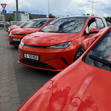Während es auf Elektroautos aus China in der EU Extrazölle gibt, ist die Einfuhr von Plug-in-Hybriden wie dem BYD Dolphin G DM-i bislang nicht mit zusätzlichen Abgaben belegt. Das soll sich ändern. (Bild: Wehner - VCG)