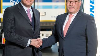 Bernard Krone (l.) und Bernd Brüggen haben ihre Unternehmen unter dem Dach der neuen Krone Nutzfahrzeug-Gruppe miteinander verschmolzen. (Bild: Krone)