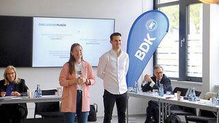 Annika Renshaw und Adrian Witt von der Agentur One2Seven erklärten, worauf es beim Social-Media-Marketing ankommt.  (Bild: Zietz – VCG)