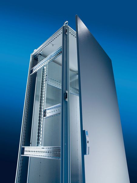 Das TS 8 Topschranksystems hat durch die Symmetrie zahllose Ausbaumöglichkeiten auf verschiedenen Montageebenen, er ist nach allen Seiten anreihbar und hat eine höhere Stabilität bei geringerem Gewicht. Bild: Rittal (Archiv: Vogel Business Media)