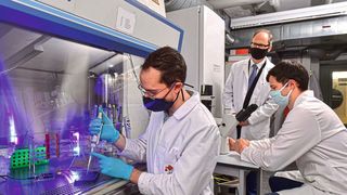 Ein neuer Wirkstoff namens Optojasp wird erst aktiv, wenn violettes Licht darauf fällt. (Bild: Juergen Scheere)