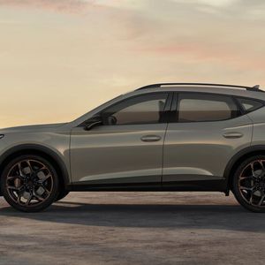 Unter anderem gehören zum VZ5-Trimm größere Räder und Bremsen sowie eine abgesenkte Karosserie.(Bild:  Seat)