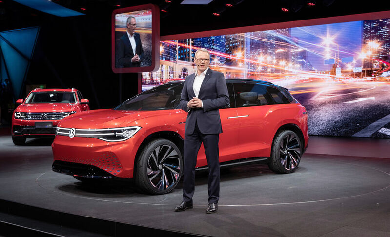 Stephan Wöllenstein (CEO von Volkswagen China) vor dem ID Roomzz Showcar.