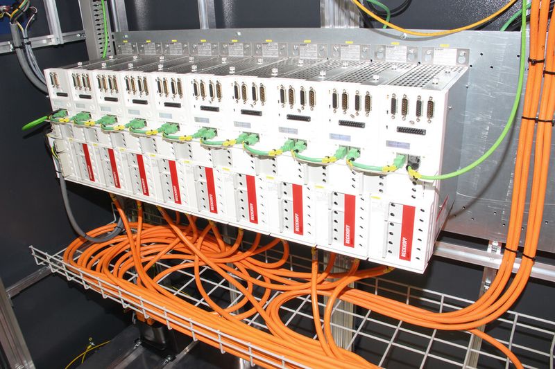 Die Servoverstärker AX5000 bieten mit ihrer kompakten Bauweise und der OCT-Anschlusstechnik deutliche Platzvorteile im Schaltschrank sowie mit dem AX-Bridge-Power-Distribution-Modul AX5911 ein aufsteckbares Schnellverbindungsystem für Versorgungs-, Zwischenkreis- und Steuerspannung. (Bild: Beckhoff)