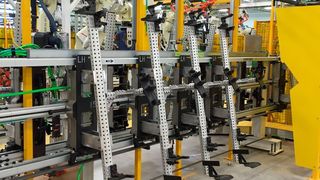 Der 90°-Stauförderer von Tünkers verspricht besseren Schutz des Werkers und mehr Leistung. (Bild: Tünkers)