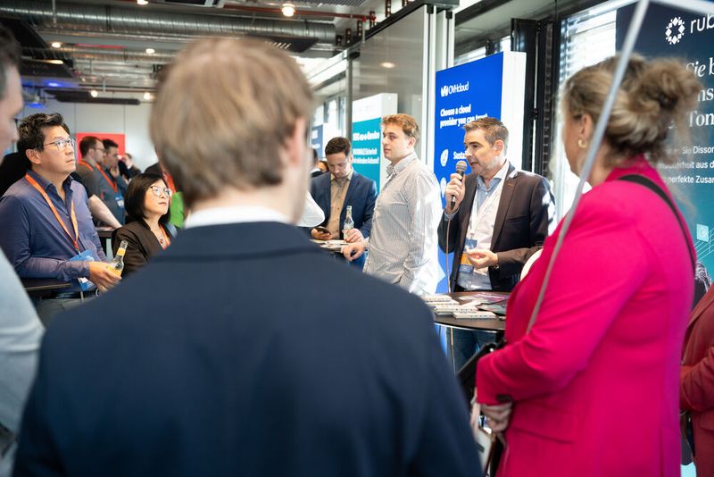Gut besucht waren die Guided Tours der CCX: Eine Führung durch die Ausstellung, bei der sich jeder Veranstaltungspartner in 60 Sekunden vorstellt. (Bild: Vogel IT-Akademie)