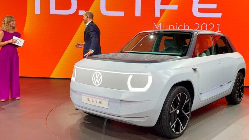 Schon mehrfach hatte VW Entsprechendes angedeutet, jetzt ist der kleine ID erstmals zu sehen. (Christoph Seyerlein)