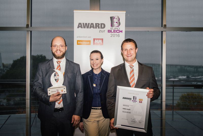 Den Award in der Kategorie Stanztechnik überreichte Frauke Finus von blechnet (Mitte) an Steffen Leist und Jochen Schäfer von Fibro für das Drucksück 2470.20 (VDI 3004). (Mario Wezel)