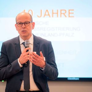 Auch Prof. Dr. Ralf Kiesslich, Vorstandsvorsitzender und Medizinischer Vorstand der Universitätsmedizin Mainz, hob den konkreten Nutzen klinischer Registerdaten hervor: „Patientinnen und Patienten stellen uns eine ganz zentrale Frage: Wie lange habe ich noch? Genau hier geben klinische Registerdaten Antworten. Sie helfen uns zu bewerten, ob neue Operationsverfahren oder moderne Chemotherapien tatsächlich einen messbaren Nutzen bringen.“(Bild:  © Institut für digitale Gesundheitsdaten RLP)