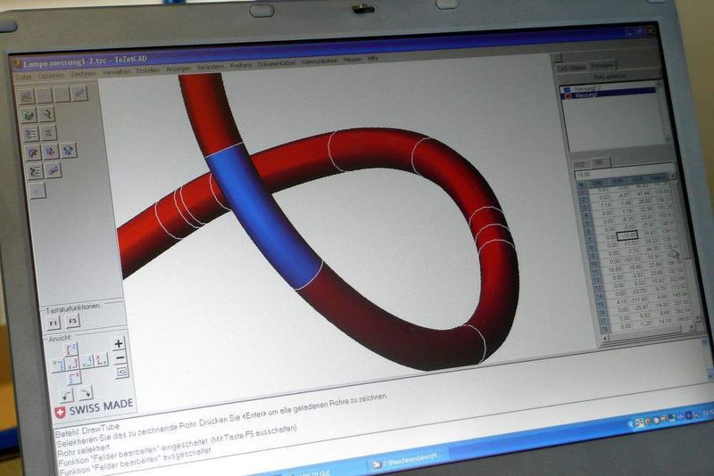 Mit den erfassten Messdaten kann das Rohr mit allen Details und sektionsweise auf dem Monitor dargestellt werden. Dabei werden in Tabellen die Daten für die komplette Geometrie dargestellt. Modifikationen sind möglich. Die Daten für das endgültige Rohr werden von der Tezet-Software an die Steuerung der CNC-Rohrbiegemaschine, eine Wafios B10, weitergegeben. (Archiv: Vogel Business Media)