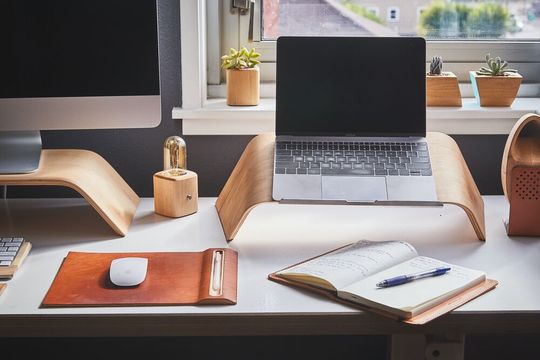 Immer mehr Unternehmen schicken ihre Mitarbeiter ins Home-Office. Doch wie kommunizieren eigentlich Non-Desktop-Mitarbeiter in Unternehmen? Immer mehr Unternehmen schicken ihre Mitarbeiter ins Home-Office. Doch wie kommunizieren eigentlich Non-Desktop-Mitarbeiter in Unternehmen?