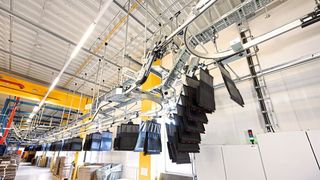 Dank der Dematic-Lösung sind Retourwaren in kürzester Zeit wieder verkaufsbereit. (Bild: Dematic)