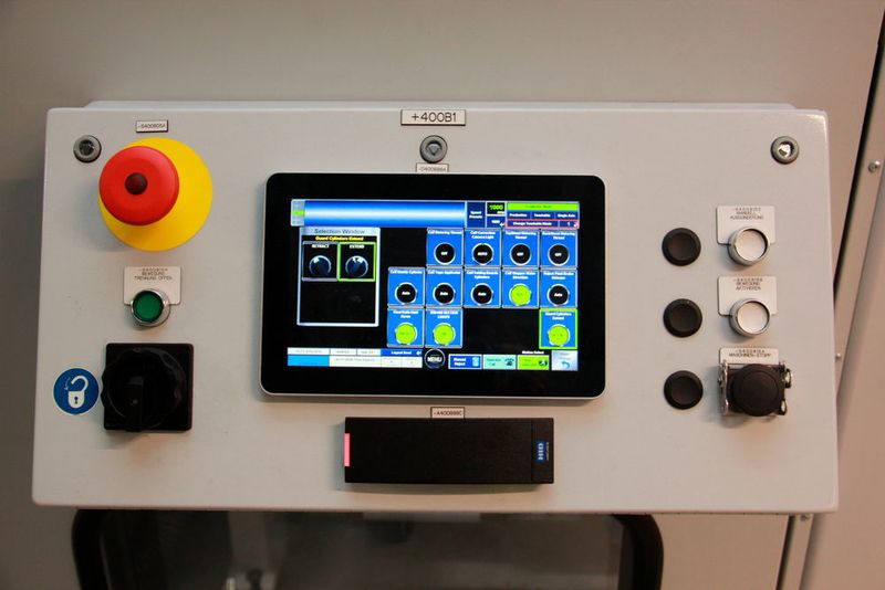 Die Steuerung der Produktionsanlage erfolgt per Touchscreen. Im Bild zu sehen: Die Produktion liegt bei 1000 Einheiten in der Minute. (Reinhold Schäfer)