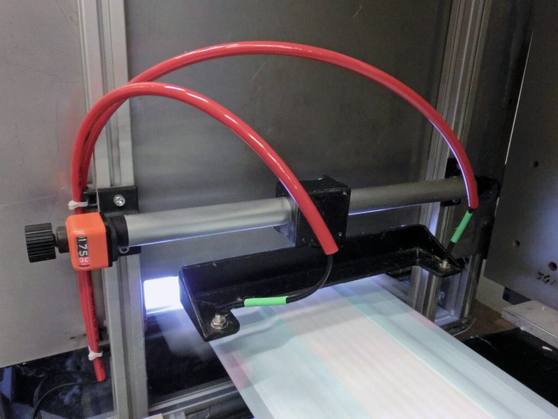 Bild 3: Das Format der Sensoren zur Bahnmittenkontrolle lässt sich über eine Drylin-Spindellineareinheit Easy Tube SET-25 verstellen. Die Spindel wird durch das robuste Aluminiumrohr zuverlässig geschützt. (Bild: Igus)
