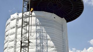 Kurz vor dem Ziel: Der Deckel wird auf den Unterbau des neuen Salzsäuretanks gehoben. (Bild: Bayer Material Science)