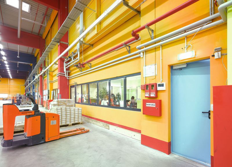 Um den baulichen Brandschutz im Industriebau zu gewährleisten, müssen je nach Risikosituation feuerhemmende (T 30), hochfeuerhemmende (T 60) oder feuerbeständige (T 90) Stahltüren eingesetzt werden. (Bild: Hörmann)