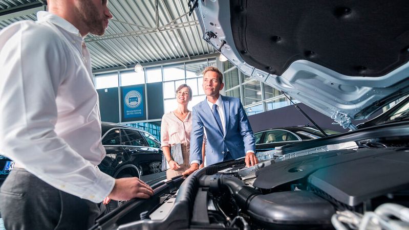 Verbraucher beschäftigten mit Blick auf den Autokauf neben der Frage der Finanzen momentan noch viele andere Fragen, wie eine Studie von Consors Finanz zeigt.(Bild:  Promotor/Timo Volz)