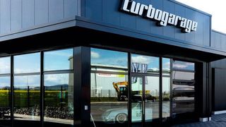 Die Turbogarage in Fritzlar trägt die persönliche Note der beiden Bauherren. Nicht nur von außen ist die Werkstatt ein Hingucker. (Dietrich vom Berge)