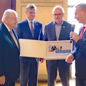 Erinnerungsgeschenk: Ein Fotoband erinnert an die Stationen des ZDK-Präsidenten.(Bild:  Zietz – VCG)