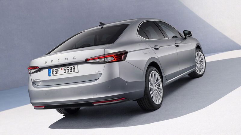 Innen wie außen wächst der Mittelklassewagen deutlich. (Bild: Skoda)