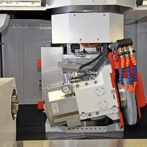 Bild 1: Die A-Achse ermöglicht auf den beiden Universalschleifmaschinen S41 und S22 das  Gewindeschleifen.