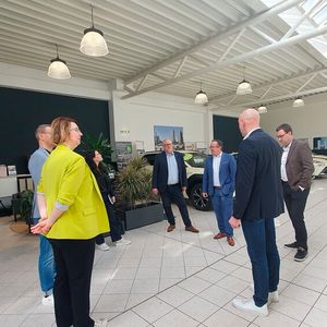 Bei jedem Besuch der Top-Betriebe des Automotive Business Awards findet nach einem ausführlichen Gespräch, in dem die Autohäuser ihre Projekte detailliert vorstellen, ein Betriebsrundgang statt. S+K-Geschäftsführer Carsten Schulz führte die Jury durch die Ausstellung und die Werkstatt.(Bild:  Mauritz – VCG)