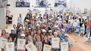 Das Foto zeigt alle beteiligten Kinder, Betreuer und Mitarbeiter von Harting im Nazha (Neues Ausbildungszentrum Harting). (Harting)