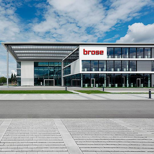 Brose beschäftigt rund 26.000 Mitarbeiter. In den nächsten Wochen dürften an vielen Standorten wie hier in Bamberg nur wenige von ihnen zugegen sein.(Bild:  Brose)