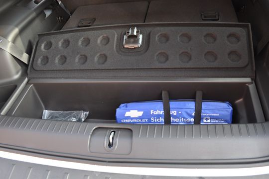 In das Fach für das Warndreieck passt auch noch Kleinkram rein. (Archiv: Vogel Business Media)