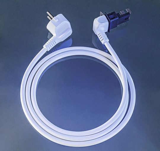 Komplettset UACS: Es besteht aus einer Netzanschlussleitung mit Schuko-Winkelstecker und Geräteanschlussdose. Den Geräteanschlussstecker kann man in verscheiden Varianten bestellen(Bild:  Marcel Drechsler - Mediendesign)